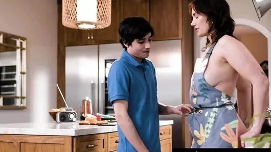 Annenin oğlu – yaramaz orta yaşlı seksi kadın Siri Dahl mutfakta çıplak yakalandı! Sapık üvey oğul onu sert sikiyor!