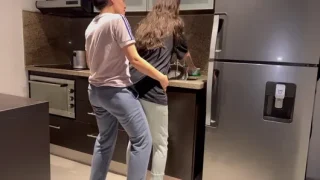 Karısı mutfakta bulaşıkları yıkarken diliyle sert becerdin, üvey annesi eve gelmeden önce boşalmasını sağladı.