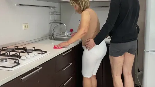 Üvey anne akşam yemeği pişirmesine izin verilmeyeceğini fark etti ve onun götünü sikmesine izin verildi