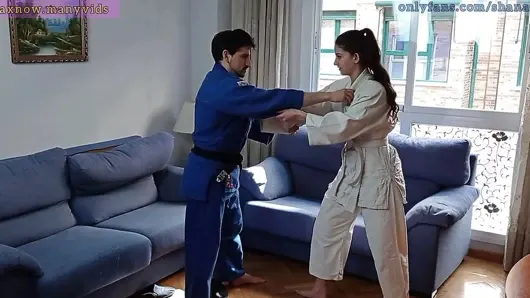 18 yaşındaki genç oral seks, sikiş ve ağzına boşalmak judo dersi sırasında. Shanaxnow