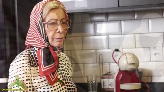 77 yaşındaki nine götünü sert parçalıyor