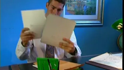 Adam kanepede dinlenen masum genç kızı baştan çıkarıyor ve sikişiyorlar