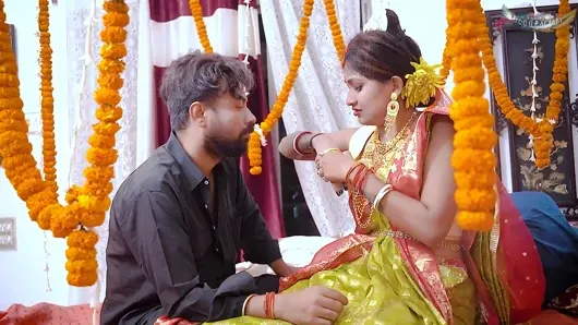 Aldatan eş bölüm 02 – yeni evli karısı ve erkek arkadaşı kocasının önünde hardcore seks yapıyor ( Hintçe ses )