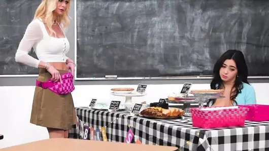 Annenin kızı – yaramaz orta yaşlı seksi kadın üniversiteli fırın satışı sırasında üvey kızı Chloe Surreal’i sikiyor