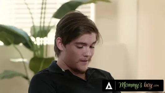 Annenin oğlu – kadın egemenliği orta yaşlı seksi kadın Reagan Foxx onu mastürbasyon yaparken yakaladıktan sonra üvey oğluna 31 talimatı veriyor!