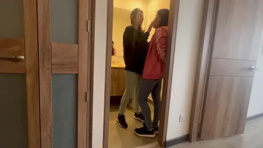 Arkadaşım beni sıcak teyzesinin evinde yalnız bırakıyor ve banyoda sert sikişiyor