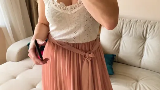 Arkadaşımın annesi beni evine davet etti ve beni küstah bir şekilde sikiyor – konuşmalı Rus amatör