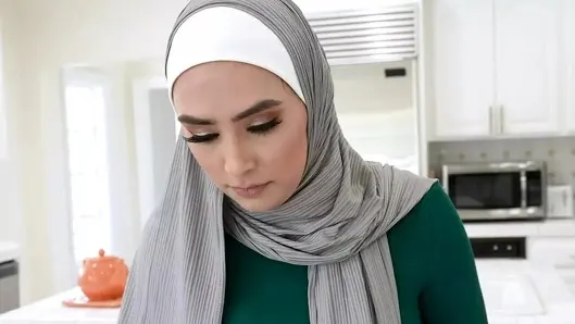 Arkadaşımın ateşli Müslüman üvey annesini mastürbasyon yaparken yakaladım ve sessizliğim için beni emdi