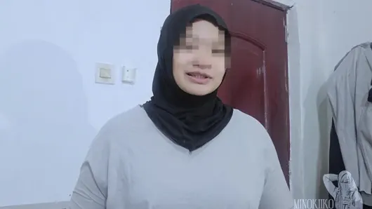 Asyalı tesettürlü kız garip bir sıvı içtikten sonra arzusunu serbest bırakmak – minokiiko