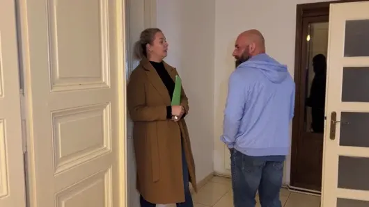 Ateşli emlakçı büyük yaraklı müşteriler tarafından sikiliyor