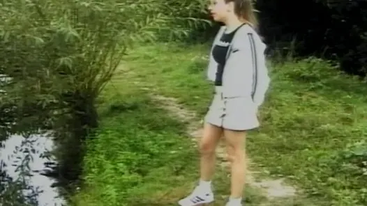 Ateşli genç kız açık havada iki yaşlı adam tarafından üçlü sekste sikiliyor