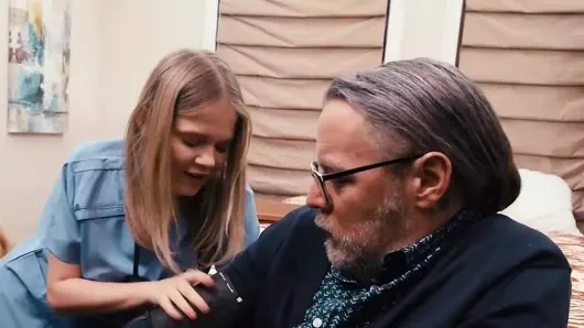 Ateşli hemşire Coco Lovelock, Erica Lauren’ın kocasının sağlığını kontrol ederken amını arkadan yalıyor – twistys