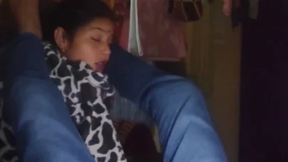 Ateşli Hintli desi karısıyla adet döneminde seks yapıyor