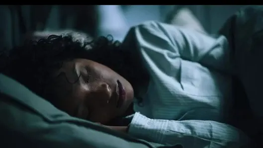 Ateşli kız evinde saklanan uzaylı canavarla en vahşi rüyalarını gerçekleştiriyor