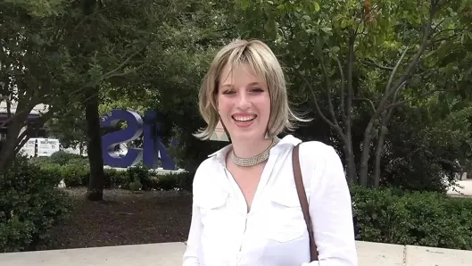 Ateşli ve çarpıcı büyük memeli orta yaşlı seksi kadın mutfakta götten sikiliyor