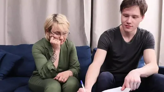 Auntjudysxxx – 48 yaşındaki üvey anne Nadine üvey oğluna ev ödevinde yardım ediyor