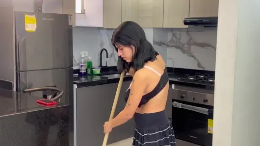 Azgın Latina Becerdin Olmak Ve Sütle Doldurmak İçin Kıyafetlerini Düşürüyor