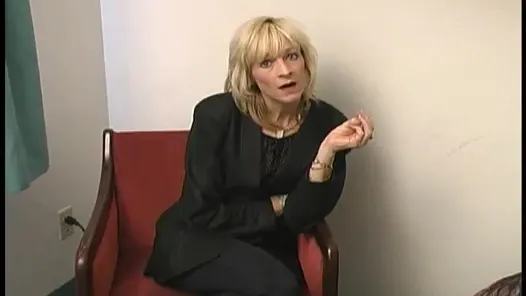 Azgın sarışın anne seks becerilerini gösterir