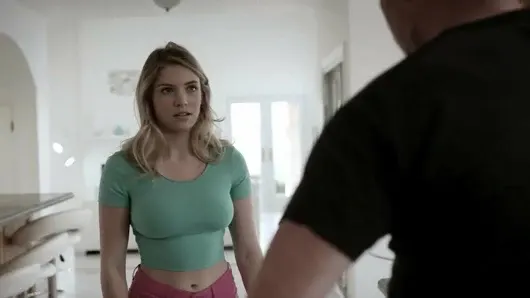 Babamın en iyi arkadaşı mutfakta genç üvey kızını sikiyor