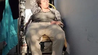 bazı seksi fotoğraflar çekmeye çalışıyordu, sonunda güneşe mastürbasyon yapıyor