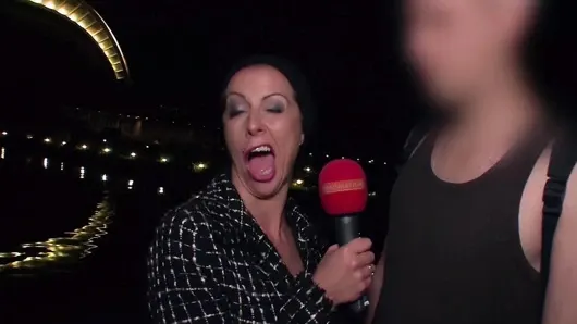 Bilinmeyen insanlarla sokak seçmelerinde gerçek halk teşhirciliği