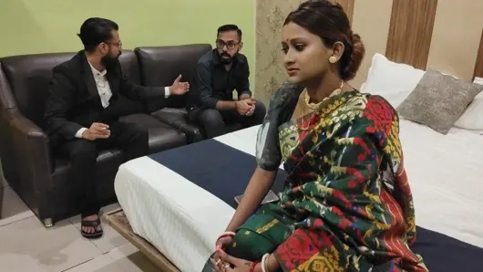 Bir çift boşanmaları için gelen memurun önünde sert sikişiyor