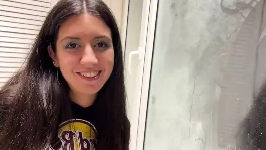 Bir partide sevimli bir kız erkek arkadaşı yokken balkonda seks önerdi.