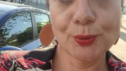 Bir partiden döndüm ve orta yaşlı seksi kadın seven bir hayranla karşılaştım. Onu dışarıda emiyor ve o götümü sikiyor ve yüzüme boşalıyor