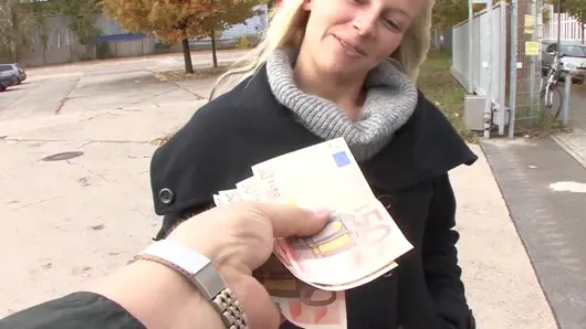 Birinci sınıf sarışın Alman bebek için büyük yüze boşalma