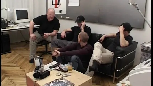 Blonde Drecksau mit feuchter Pussy bumst mit 3 Freunden