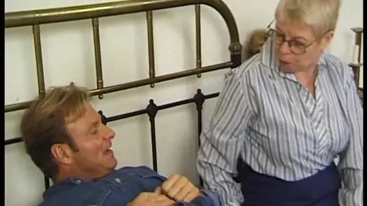 Blonde Kirchenfotze wird in Ihre haarige Fotze gefickt