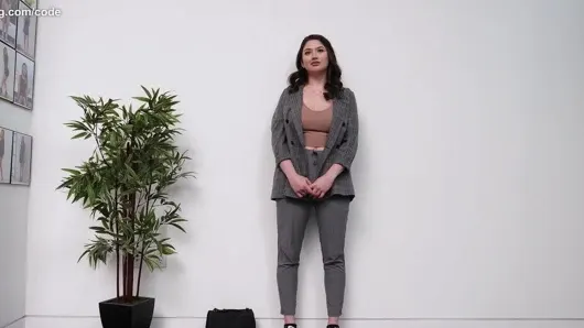 Bu amatör bir iş bulmaya çalışırken inanılmaz büyük memeler