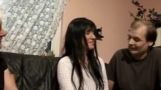 Busty Alman ev hanımı ve şaşırtıcı simones ile gerçek swinger seks