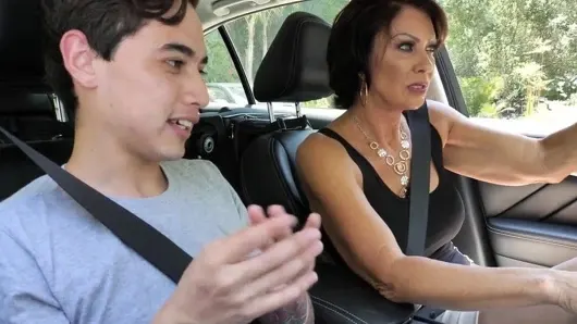 Busty milf ve oğlan ile bir büyük çük