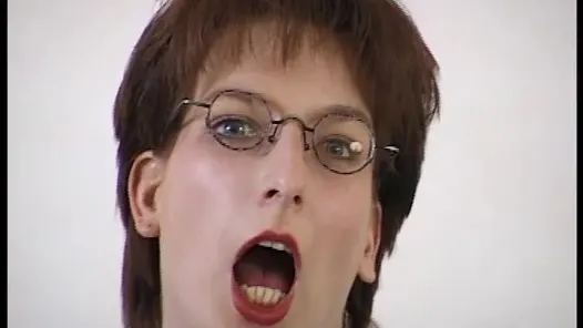 Büyük kadın koyar kalın yapay penis içinde onu ıslak delik