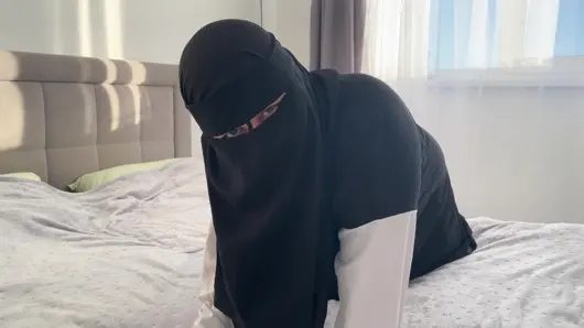 Büyük memeli Arap orta yaşlı seksi kadın ateşli talimatlar veriyor ve gerçekten seks istiyor