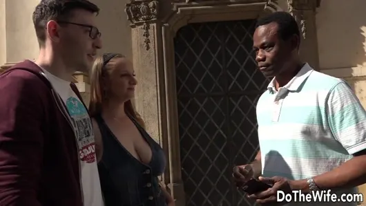 Büyük memeli evli kadın Suzie Sun büyük zenci alıyor ve gavatı temize çıkarıyor