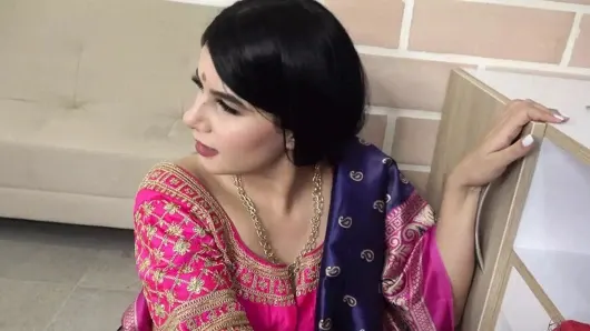 Büyük memeli Hintli MILF, Saree Choli’yi çıkarıyor ve Devar Ji ile sikişiyor