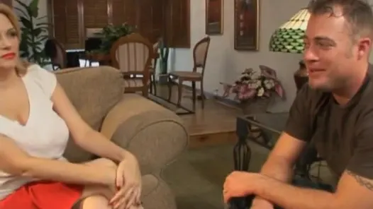 Büyük memeli olgun sarışın ev hanımı amcığını bilinmeyen adama sunuyor