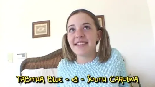 Deneyimli damızlık alır onun horoz emdi ve becerdin tarafından istekli bebek içinde pigtails