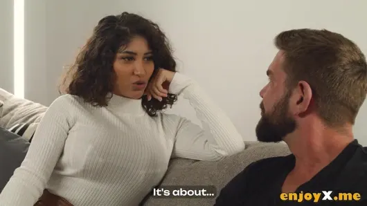 Devasa kavunlu ve doyumsuz bir tavrı olan esmer bir kadın, sert seks ve dölle sikişmeyi seviyor – Zenith Venus