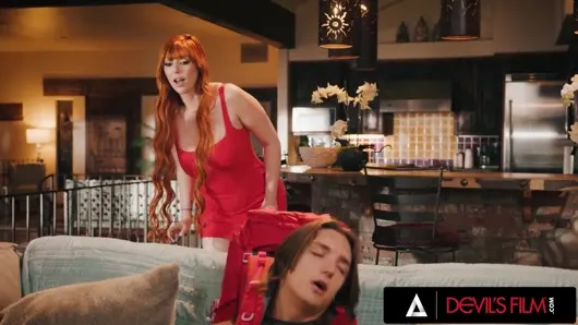 Devils filmi – büyük memeli üvey anne üvey oğlunu mastürbasyon yaparken yakalıyor ve işini bitiriyor