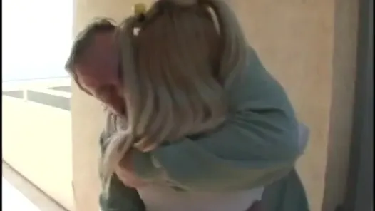 Diğeri amını yerken bir adamla sevişiyor