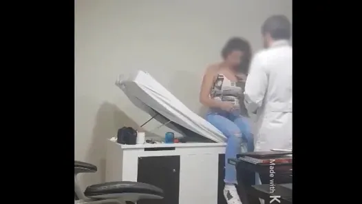 Doktor direnmiyor ve hastasını sikiyor