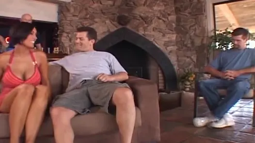 Düzgün vücutlu evli kadın kocasının arkadaşları tarafından sikilmeyi seviyor