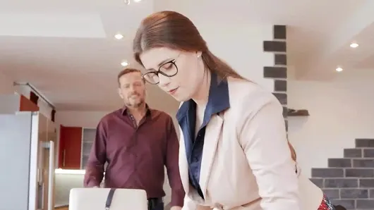 Emlakçı bayan lyne yanick motorlu tekneyi göğüslerini yapıyor ve onu evi satın almaya ikna ediyor – reality kings