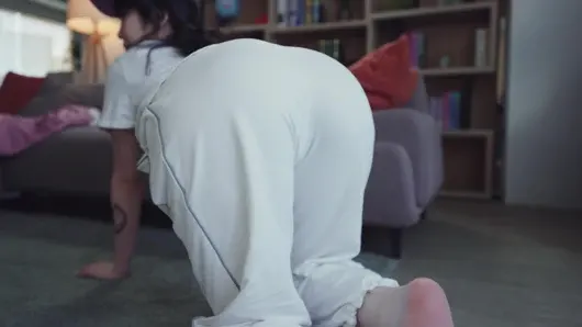 Erkek kardeş üvey kız kardeşini amına okşuyor