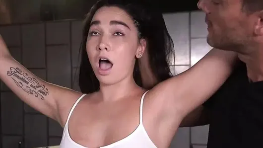 Esaret içinde esmer yalvarır ve lütfen için boşalmak