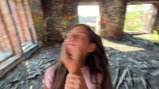 Eski fabrikada cesur bir kaltağı yakaladım ve onu kıçından siktim