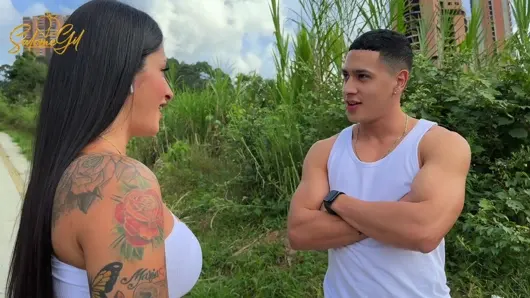 Eski üniversiteli sınıf arkadaşım tekrar egzersiz yaptıktan sonra beni evde sert sikiyor